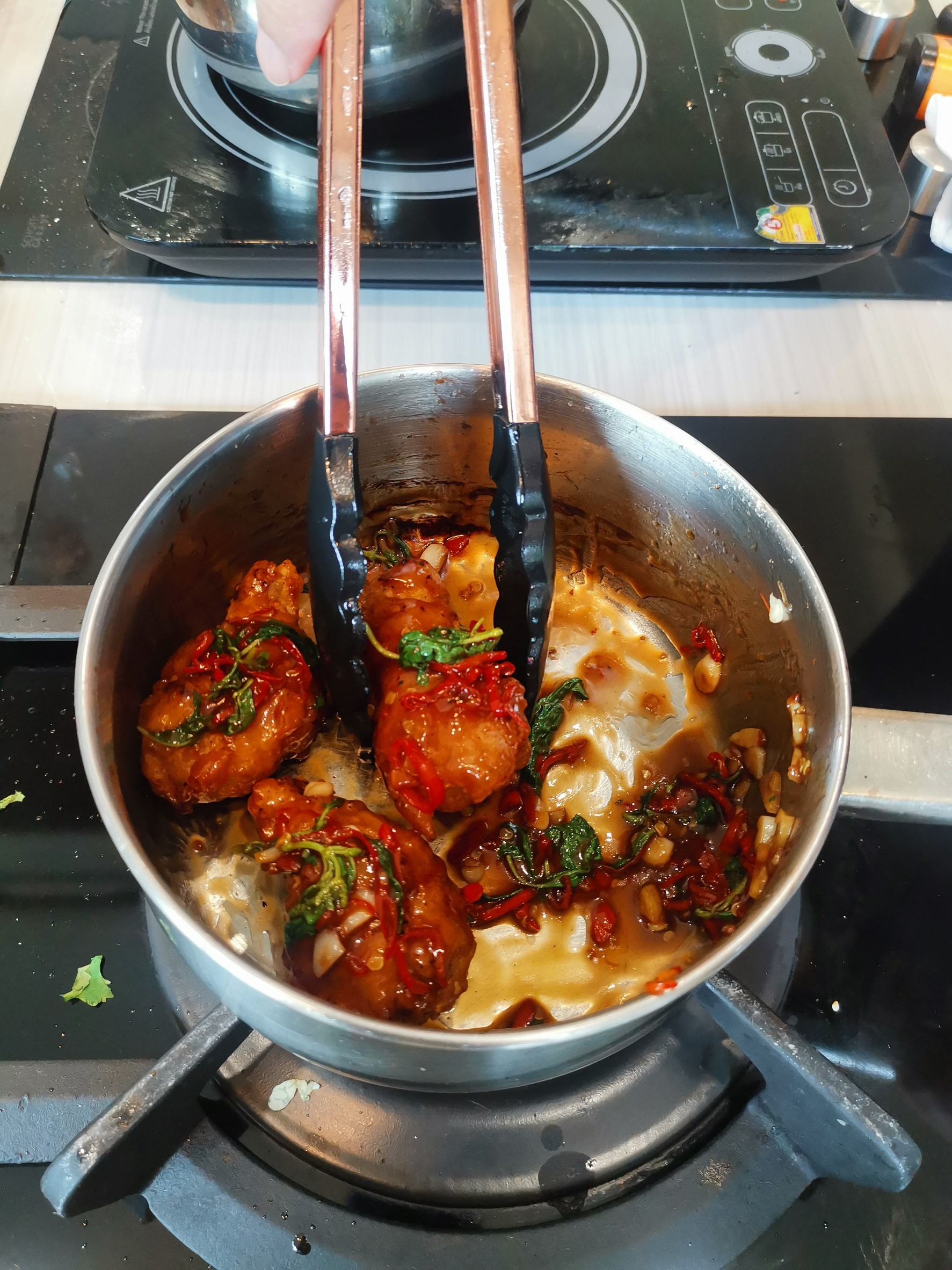 คลุกเคล้าไก่ที่ทอดแล้วกับซอสพิเศษของเรา
